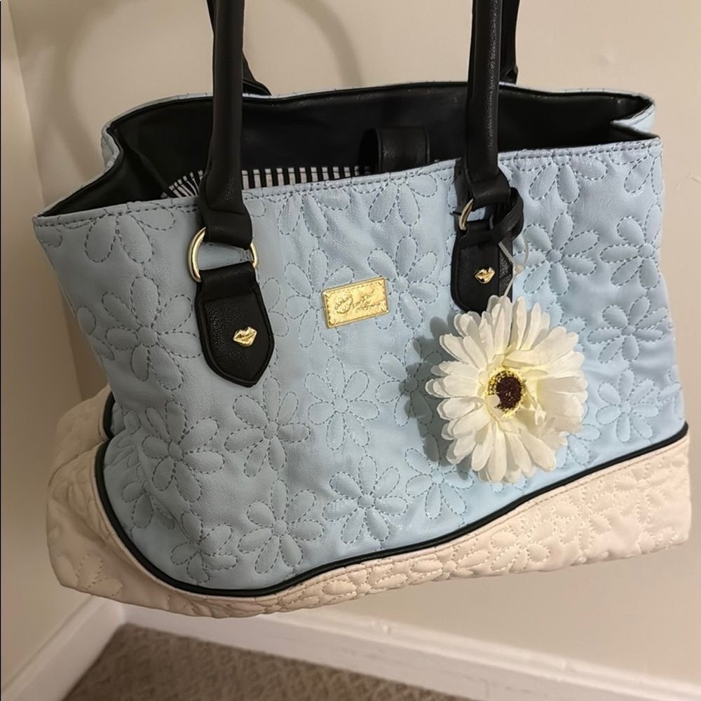 NWOT Betsy Johnson blue and white floral two tone tote bag with flower charm